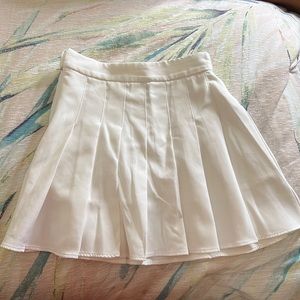WHITE PLEATED SKIRT
